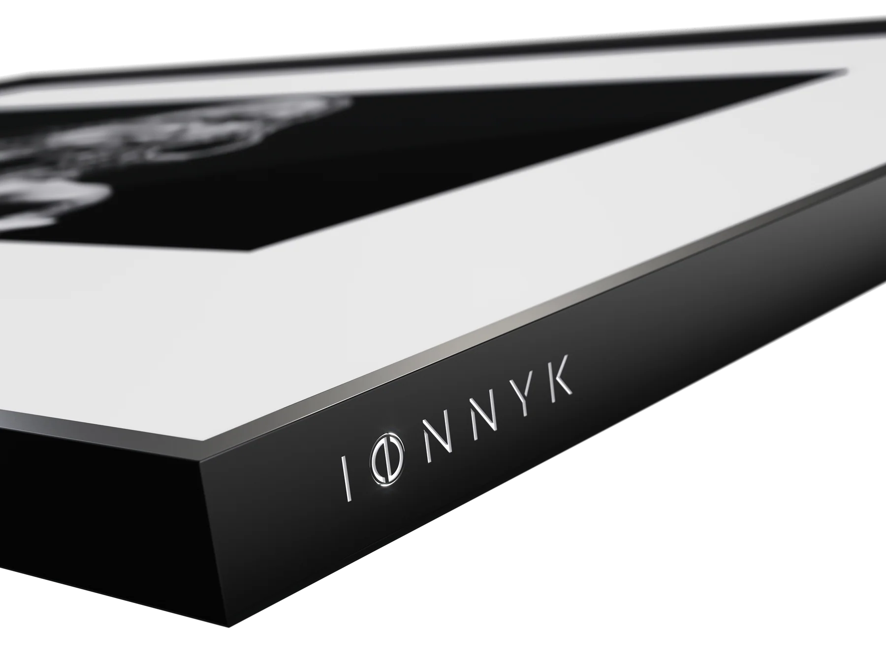 Vue rapprochée de la bordure noire du cadre, du passe-partout et de la signature IONNYK