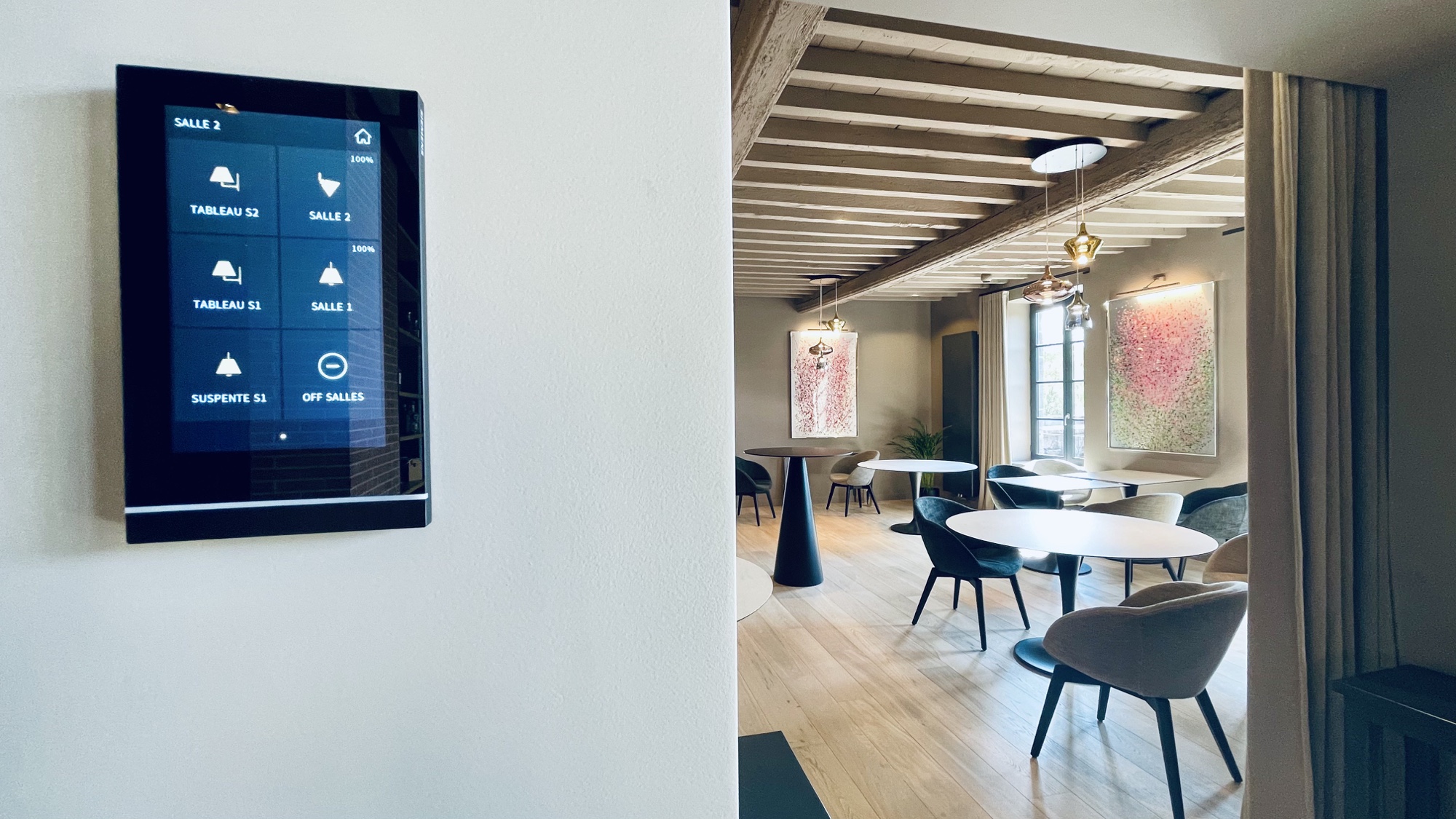 Commandes tactiles installées dans la salle de l’Auberge du Pont