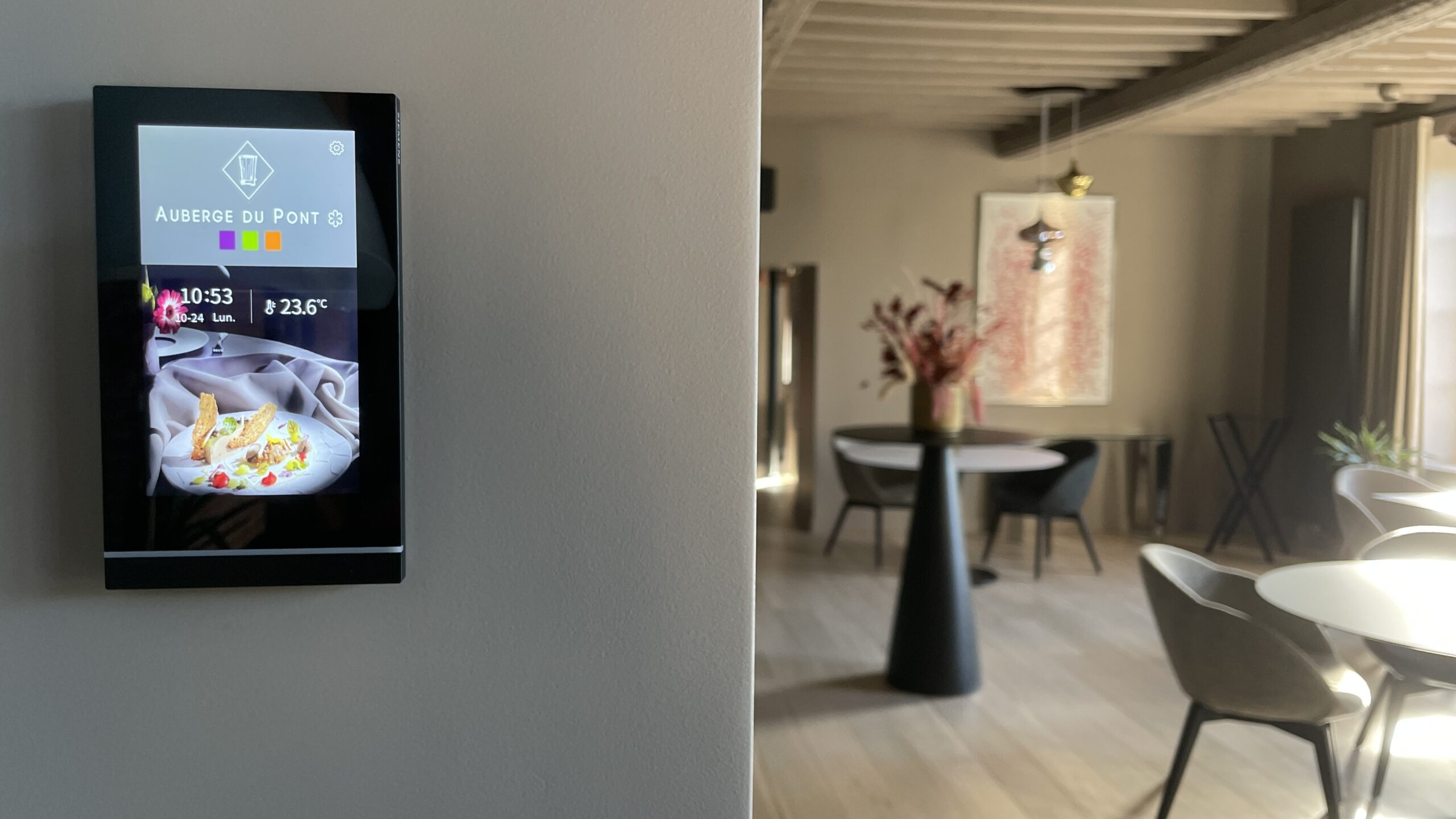 Écran de commande intégré à l’Auberge du Pont