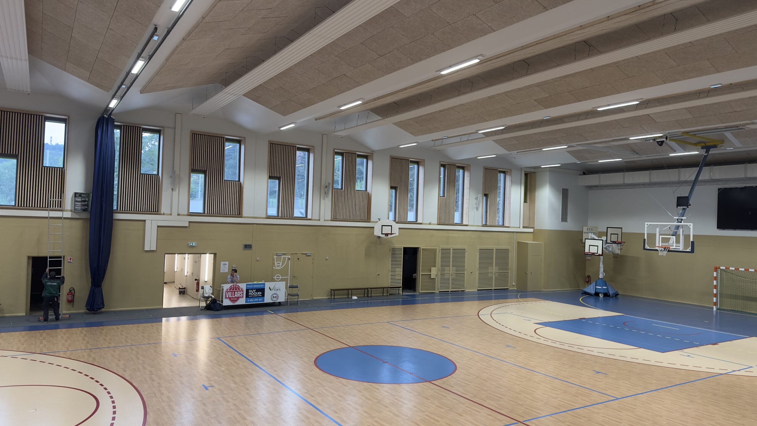 Terrain de basket officiel avec éclairage LEDVANCE et gestion centralisée