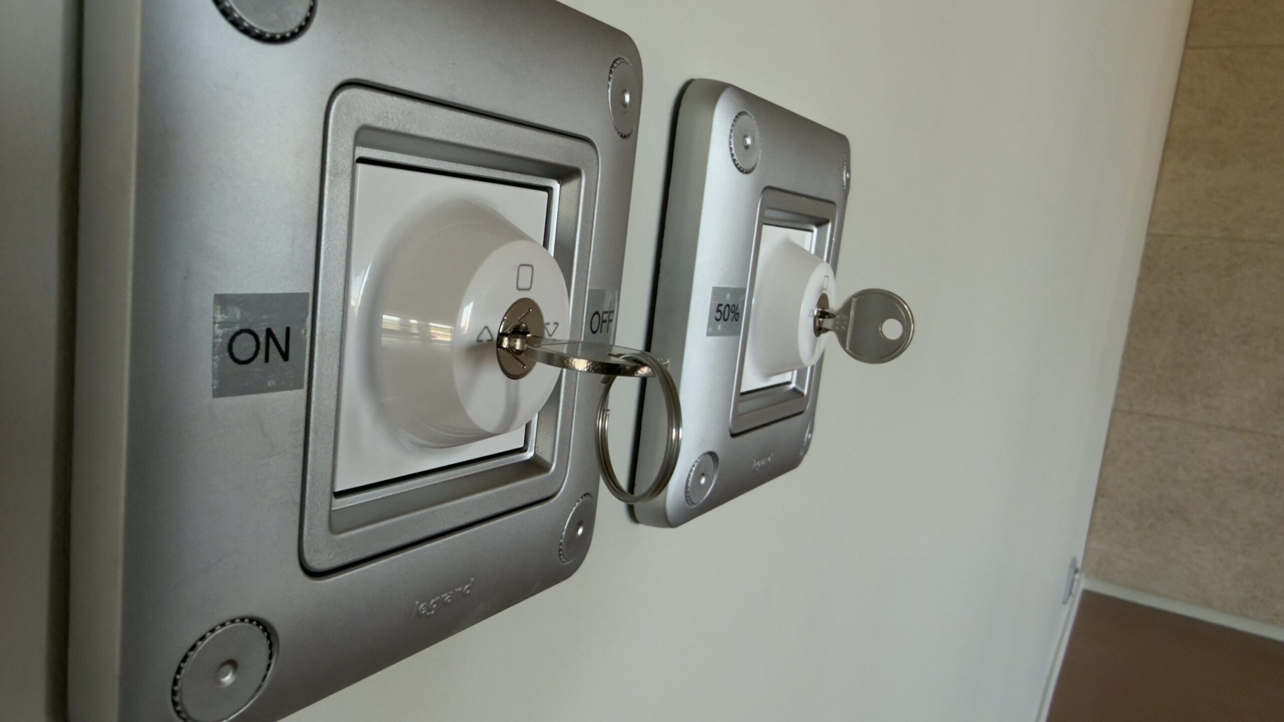 Commandes locales sécurisées pour l’éclairage du gymnase