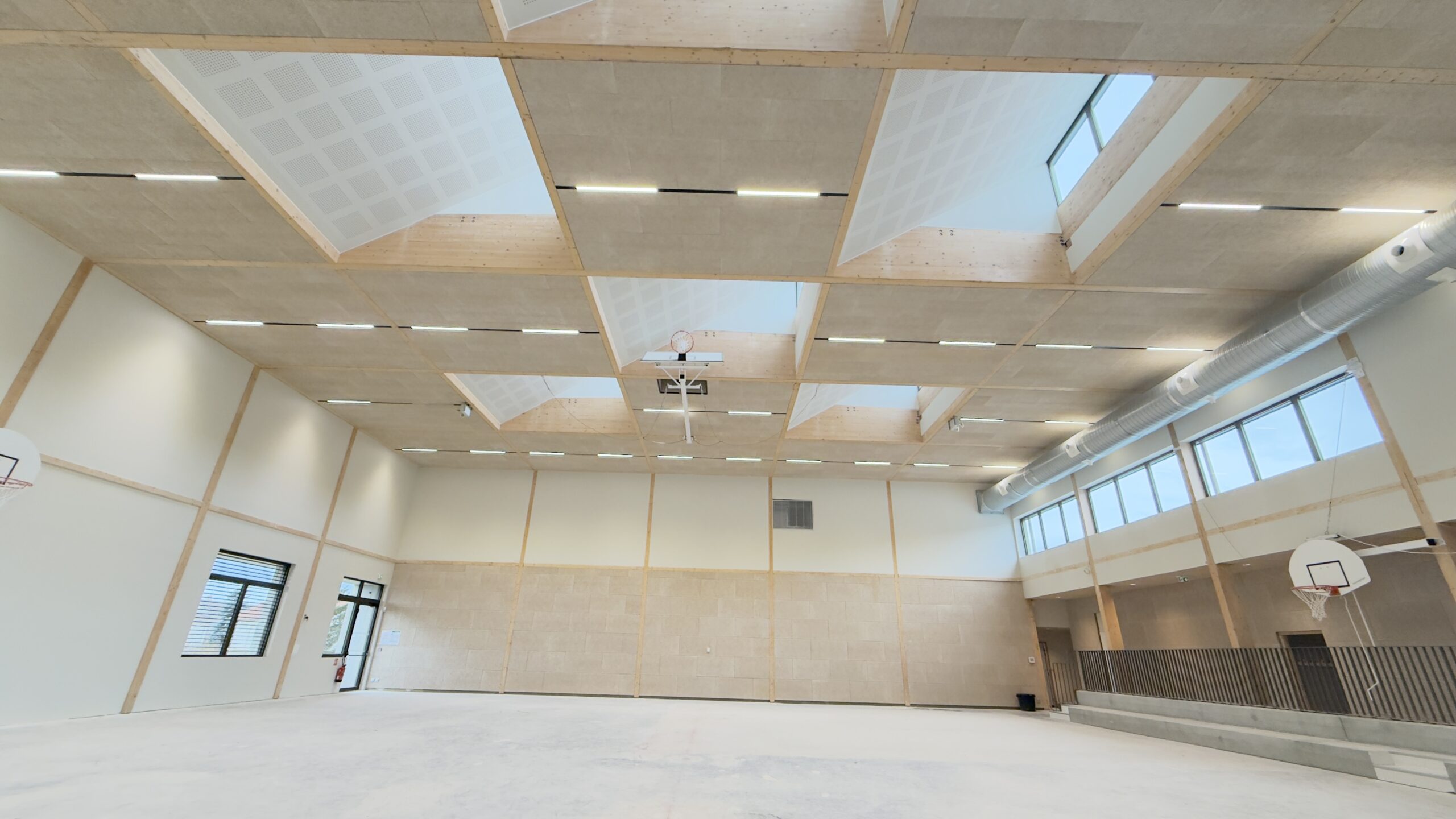 Gymnase multisports équipé de luminaires RZB Lighting avec pondération de l’éclairage