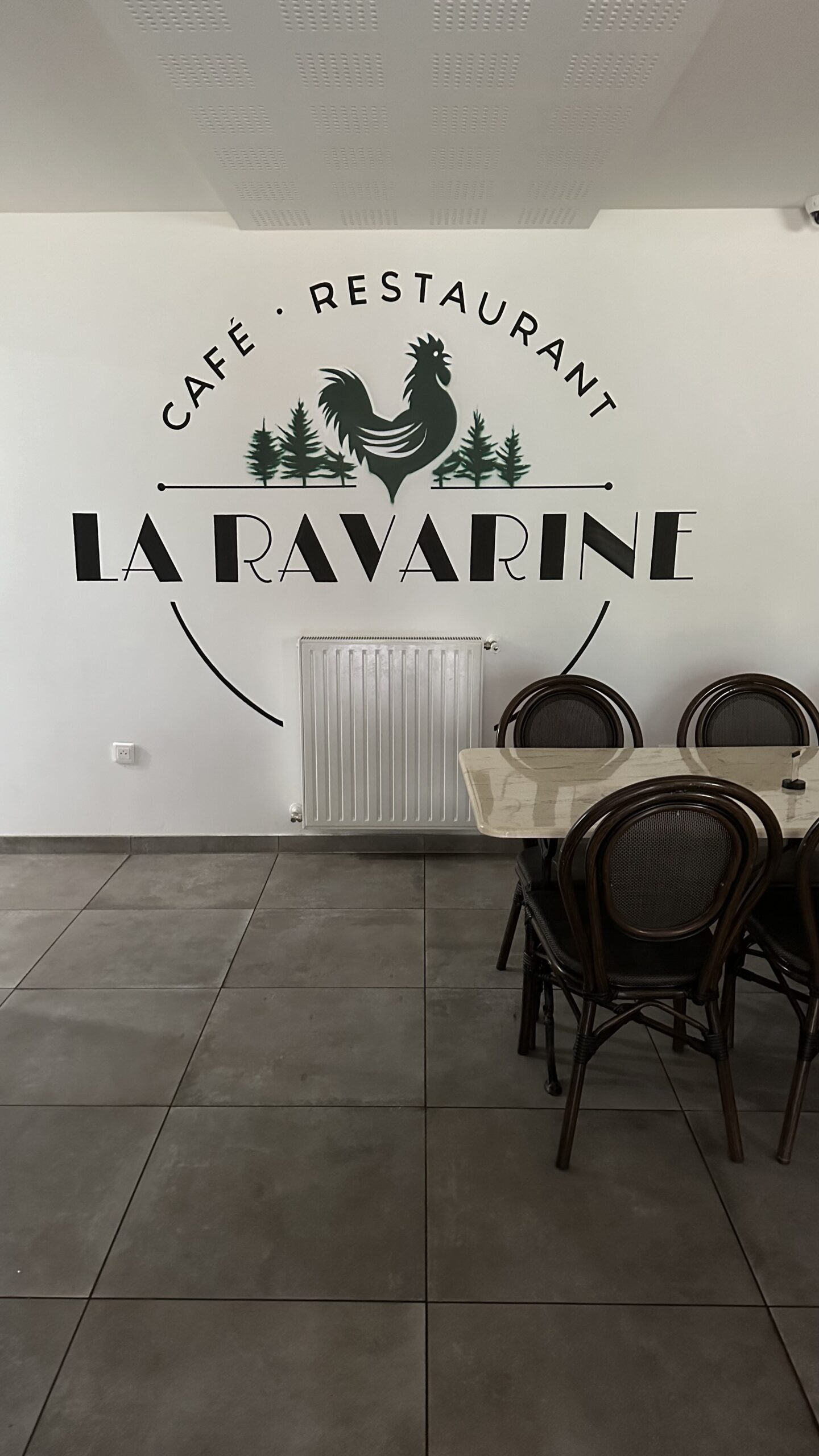 Mur d’identité du restaurant La Ravarine