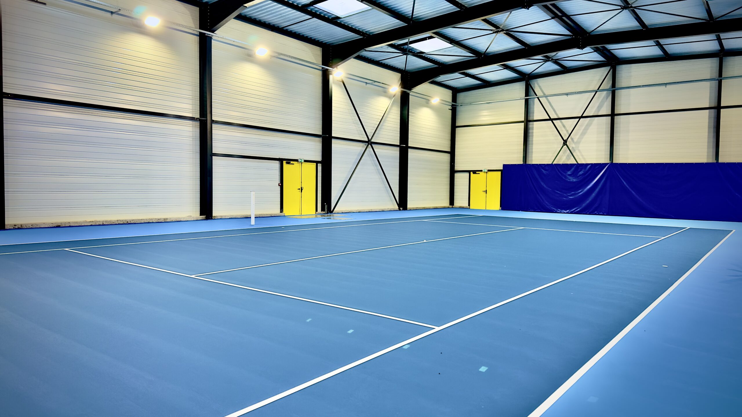 Court de tennis intérieur avec éclairage piloté en DALI-2